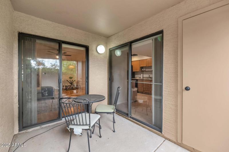 9445 N 94th Pl-large-027-017-TOD7020-150