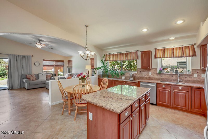 06) KITCHEN