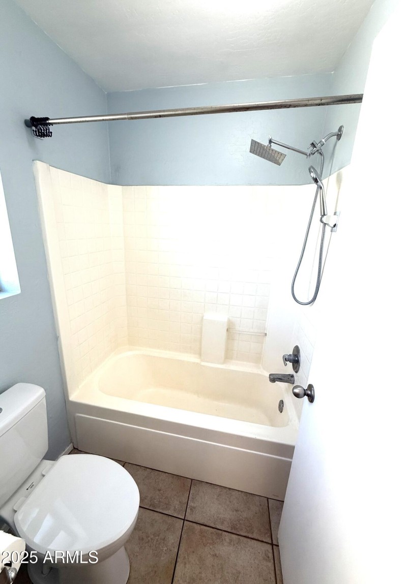 Master Bedoom Toilet, Tub and Shower