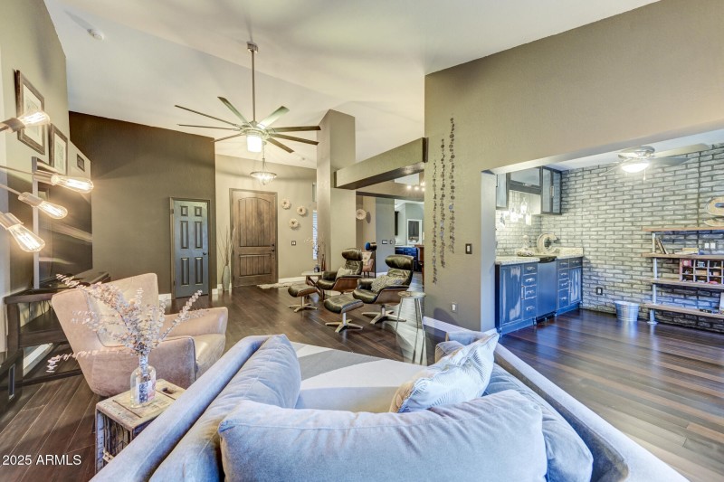 938 E Knight Ln-9
