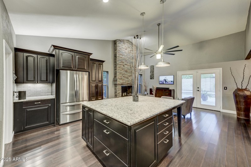 938 E Knight Ln-19