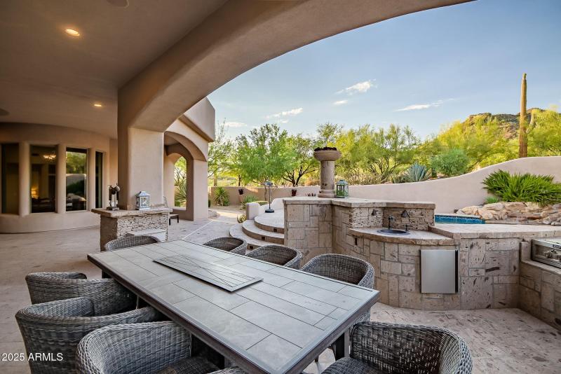 Outdoor Kitchen & Dining