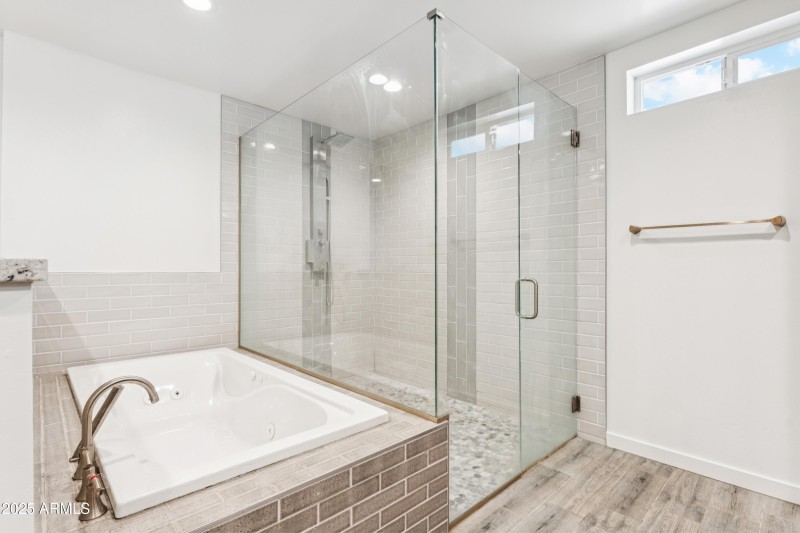 9832 master bath_2