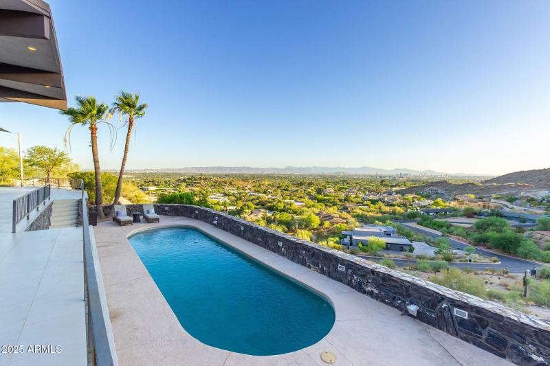 POOL WITH STUNNING VIEWS