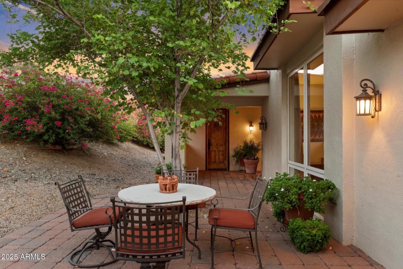 Seperate Entrance to Office/Den/4th Bdrm