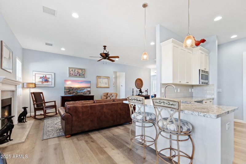 Living Room / kitchen