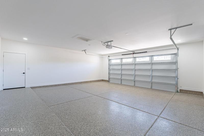 large-019346d3-6d2d-72ad-9ea9-9ebf5732db