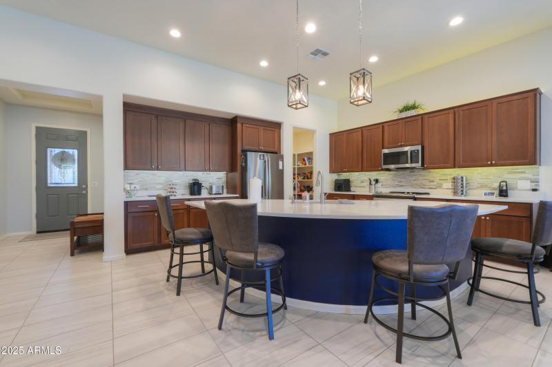 Under cabinet & pendant lights