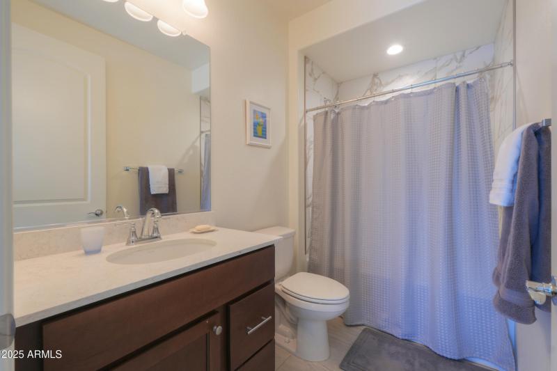 Guest bath w/tile shower