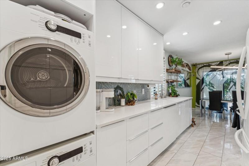 Washer&Dryer w/ Access to Dining