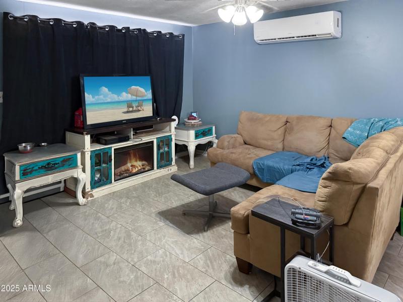 305 Fairhaven living room