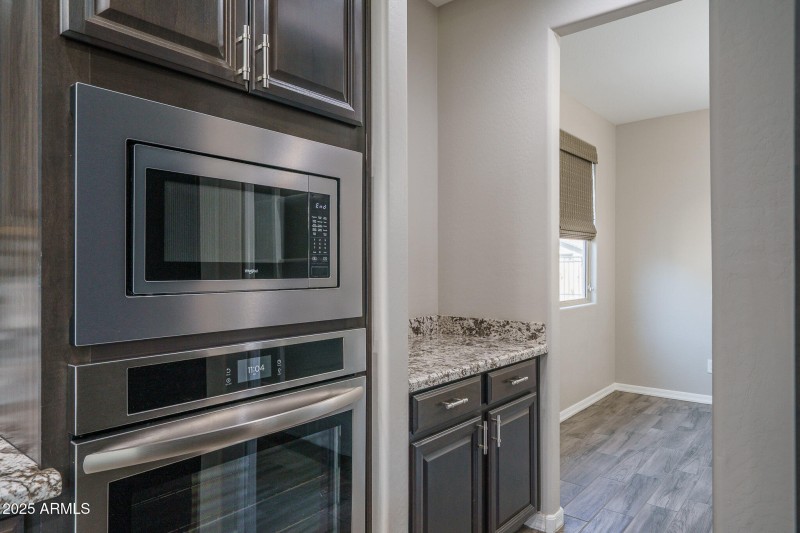 16) KITCHEN