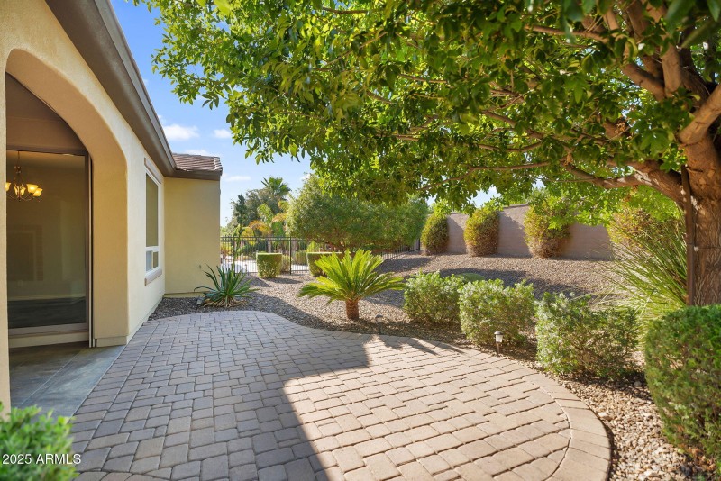 Private Beautiful Yard!