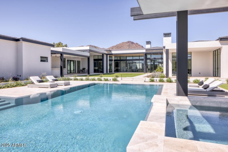 Large Pool/Spa with Water Feature