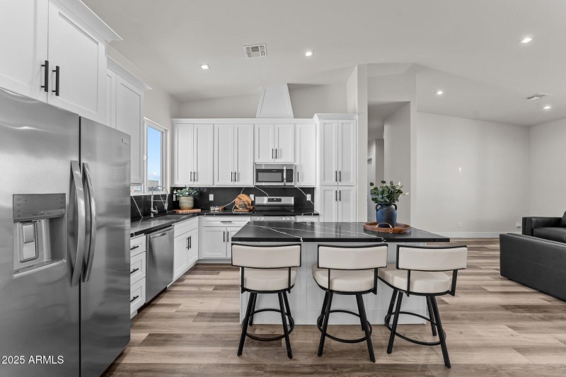Kitchen island w/ bar stools