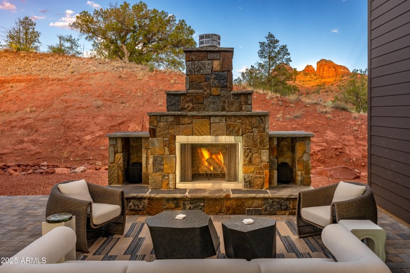 Outdoor Fireplace w Views