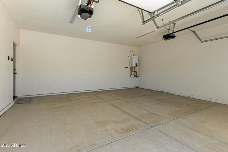 Lrg 2-Car Garage