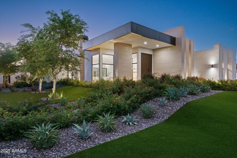 22-Twilight10220N66thSt-22