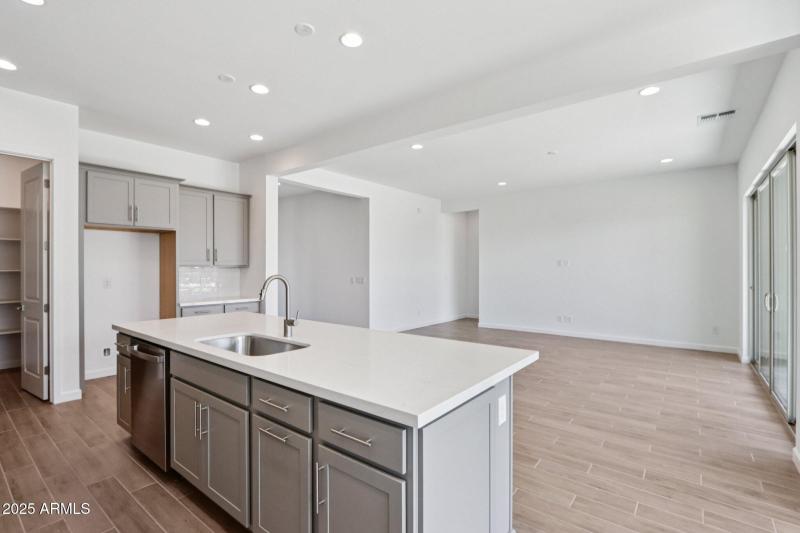 16-web-or-mls-E Utah Ave-S0909-016