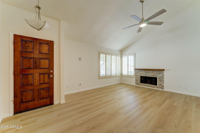 1658 N Sierra Vista Dr-13