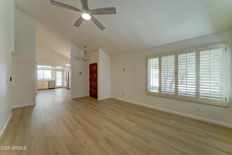 1658 N Sierra Vista Dr-16
