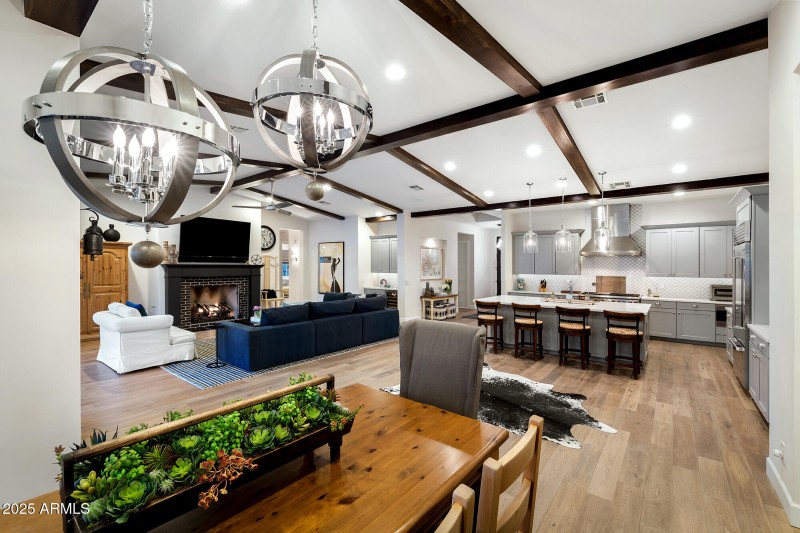 breakfast rm open to kitchen