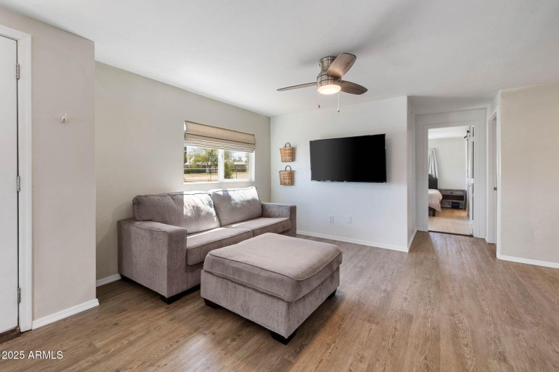 10-Living Room (1)