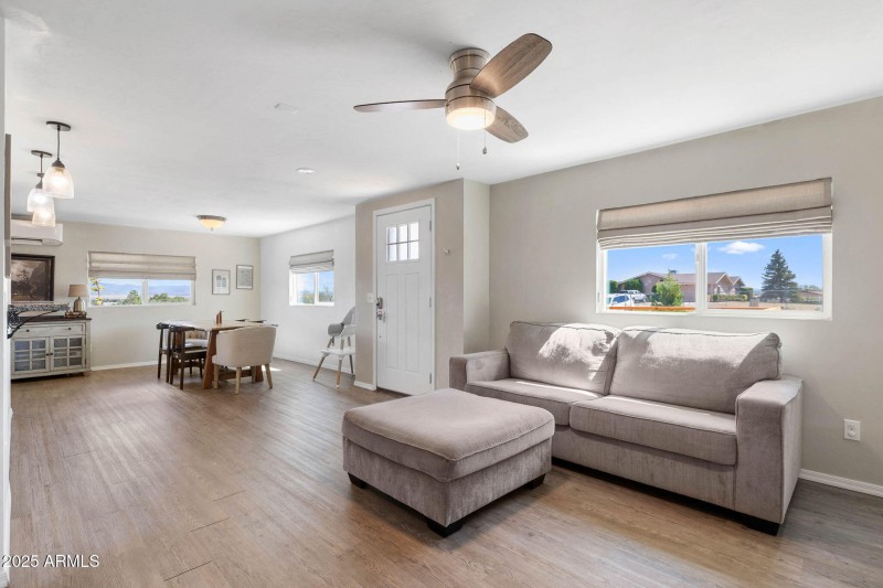 11-Living Room (2)