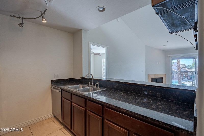 KITCHEN OVERLOOKS THE GREATROOM!!