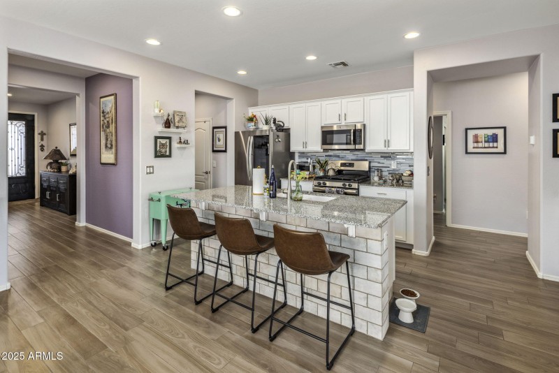 Kitchen with breakfast bar