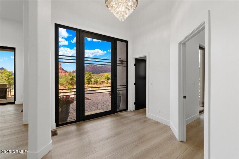 165 Pegasus - Foyer