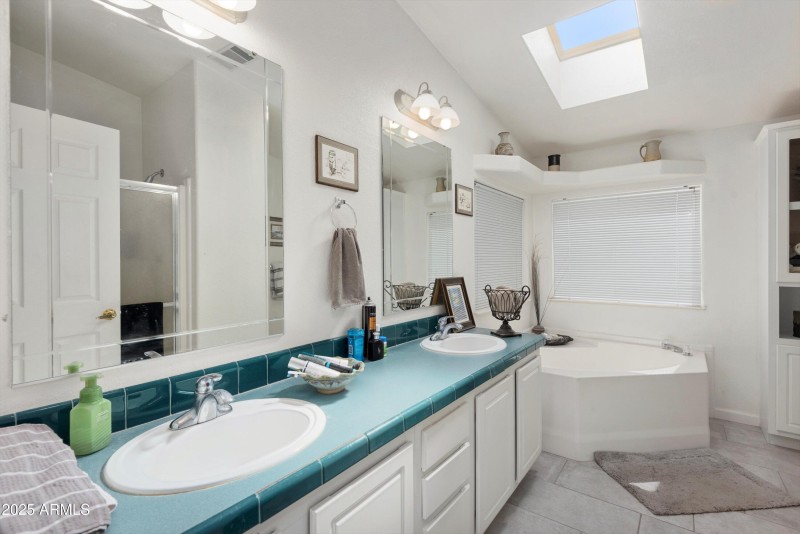 Suite bath