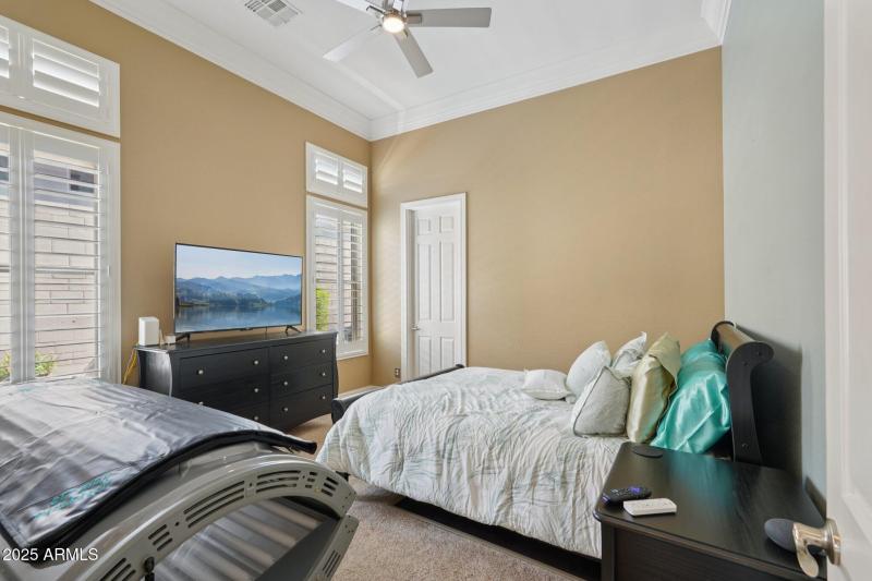 23-web-or-mls-W Shinnecock Way-S1209-024