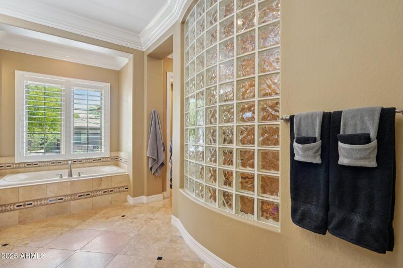 29-web-or-mls-W Shinnecock Way-S1209-030