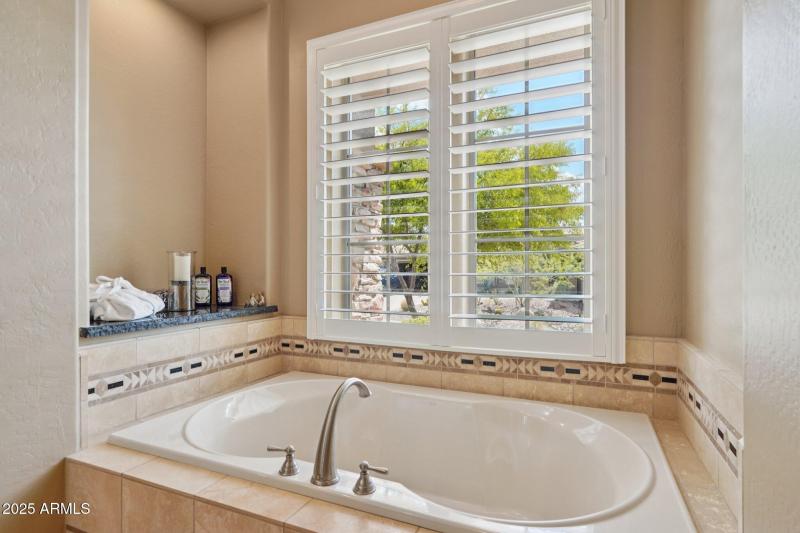 31-web-or-mls-W Shinnecock Way-S1209-032