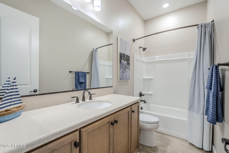 Guest Bathroom w/Tub Shwer Combo