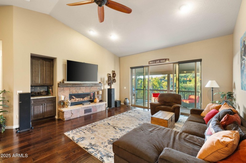 25-Living Room (1)