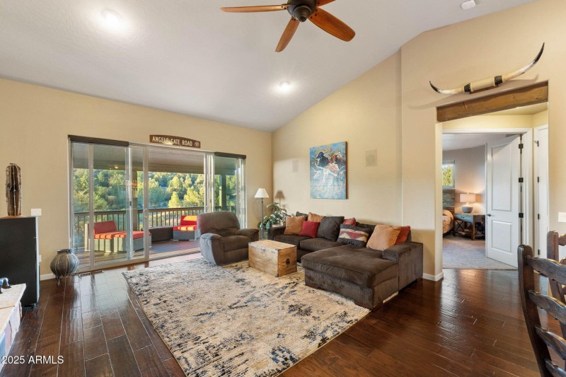 26-Living Room (2)