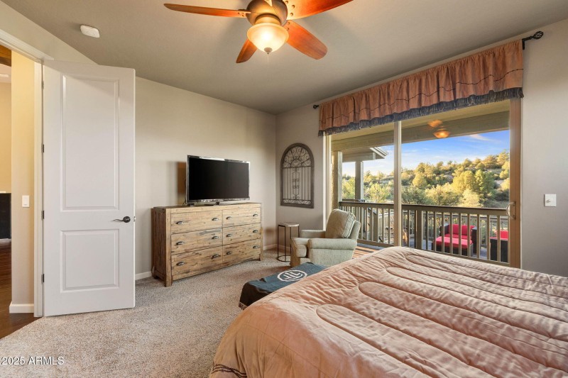 31-Primary Bedroom (2)