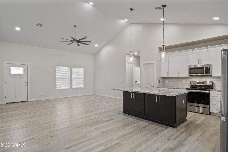Great Room Vaulted Ceilings (3)