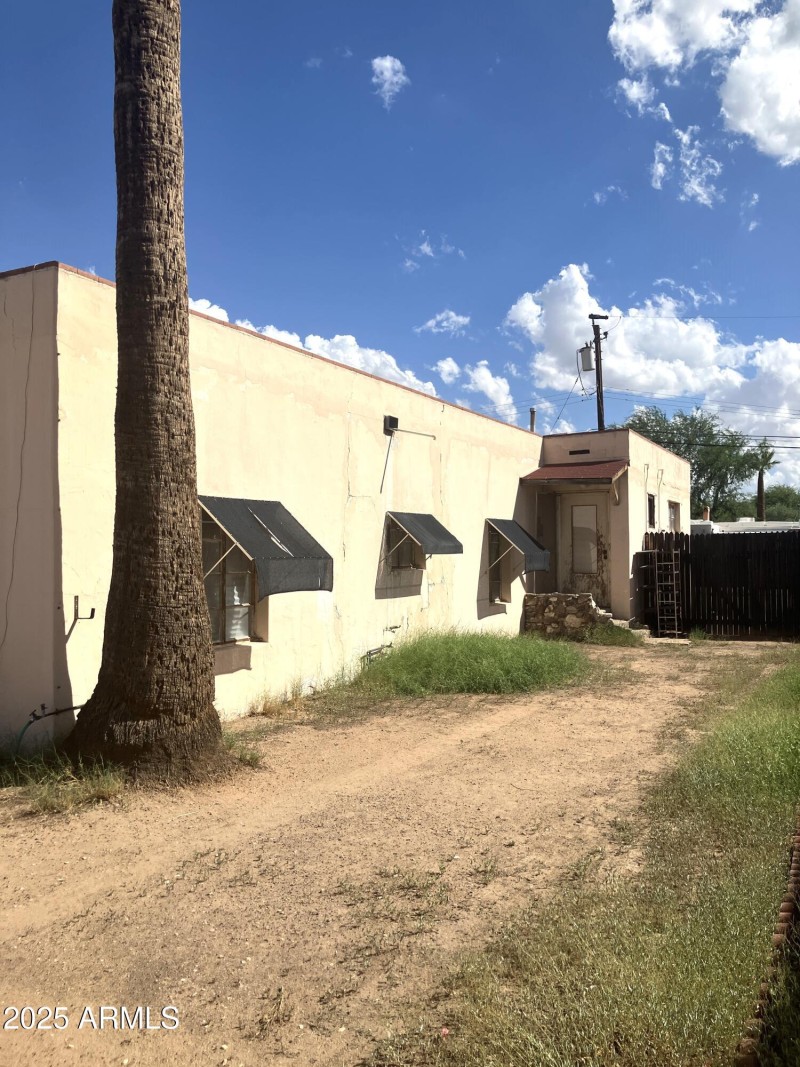 Right Side of 1637 E Roma Ave