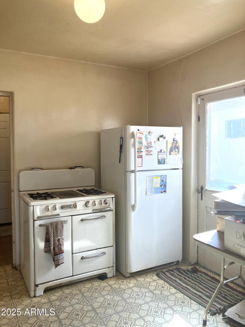 Large, Eat-In Kitchen