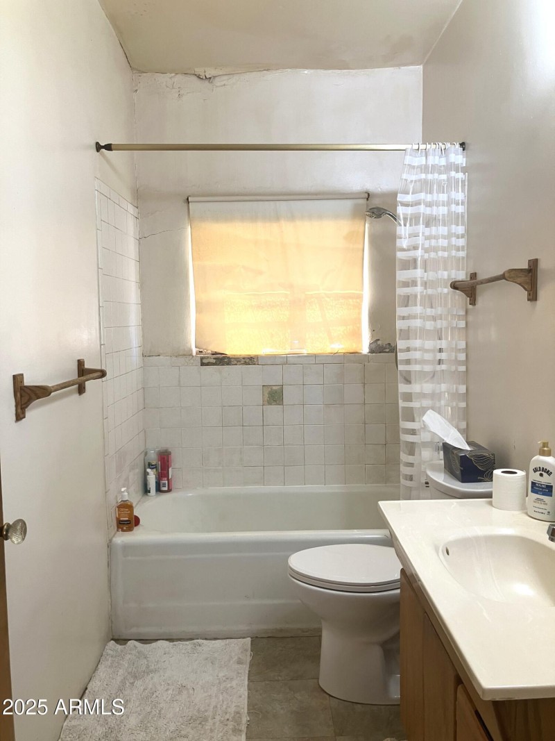 Master Bath off Hallway