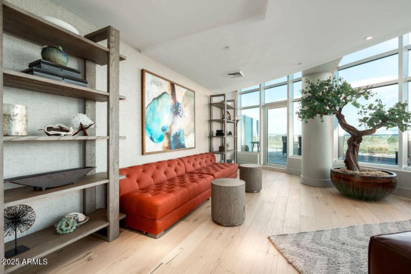 Sitting area off entry