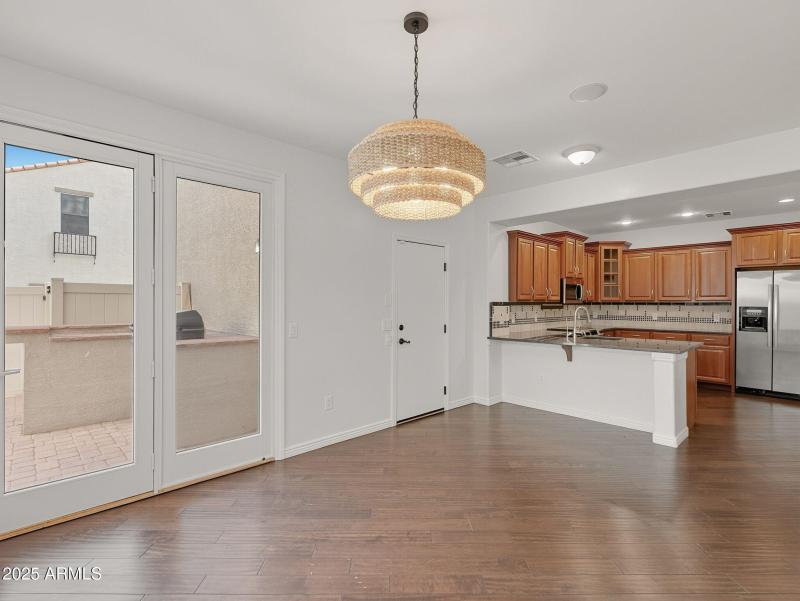 large-019940ae-f15c-702c-beba-03bd2b2bc9