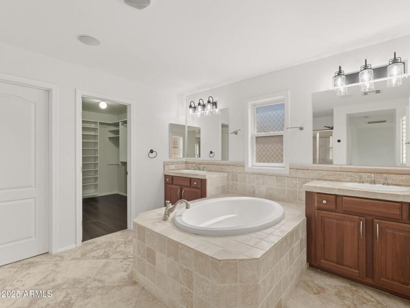 large-019940ae-f4e9-7317-bd91-52eab7ec91