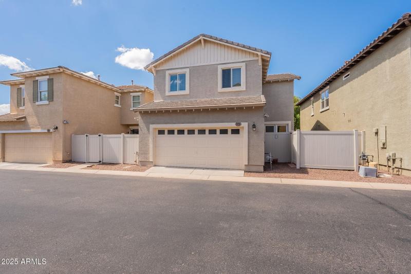 large-019940ae-f8fe-7200-8002-1357ad45f1