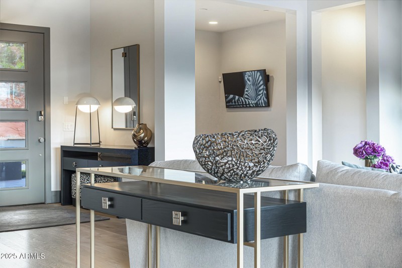 2 FOYER