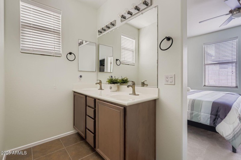 3323 E. Oakland St - Web Quality - 020 -