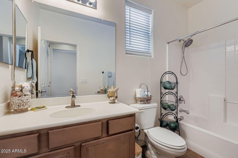 3323 E. Oakland St - Web Quality - 026 -